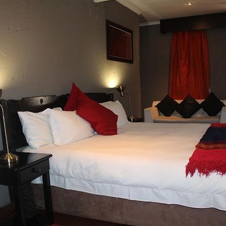 Flamboyant Guest Lodge Johannesburg Bagian luar foto