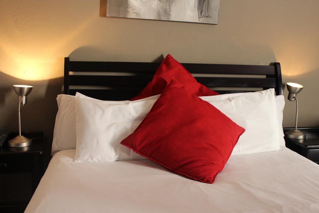 Flamboyant Guest Lodge Johannesburg Bagian luar foto
