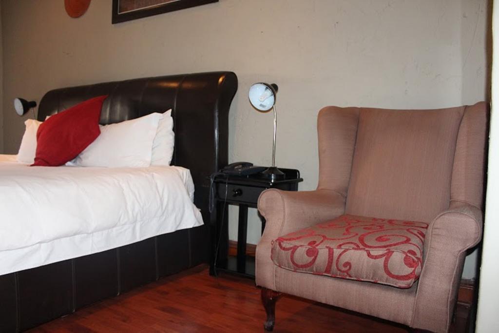 Flamboyant Guest Lodge Johannesburg Bagian luar foto