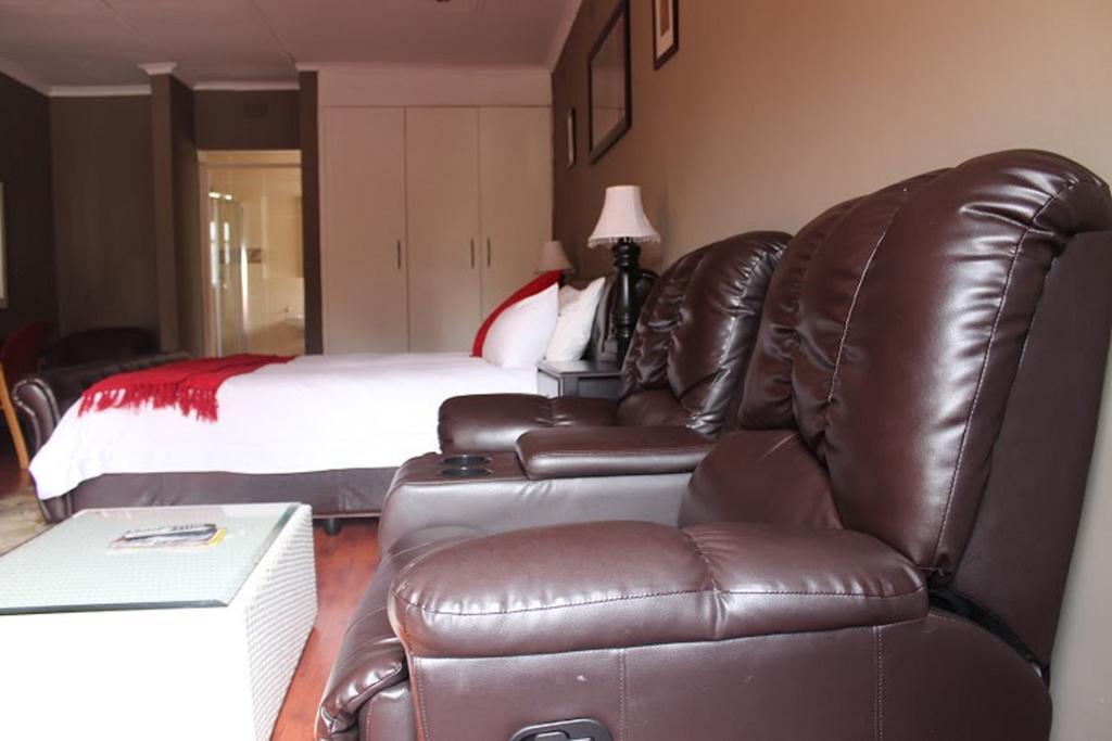 Flamboyant Guest Lodge Johannesburg Bagian luar foto