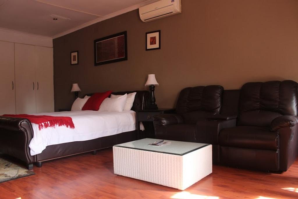 Flamboyant Guest Lodge Johannesburg Bagian luar foto