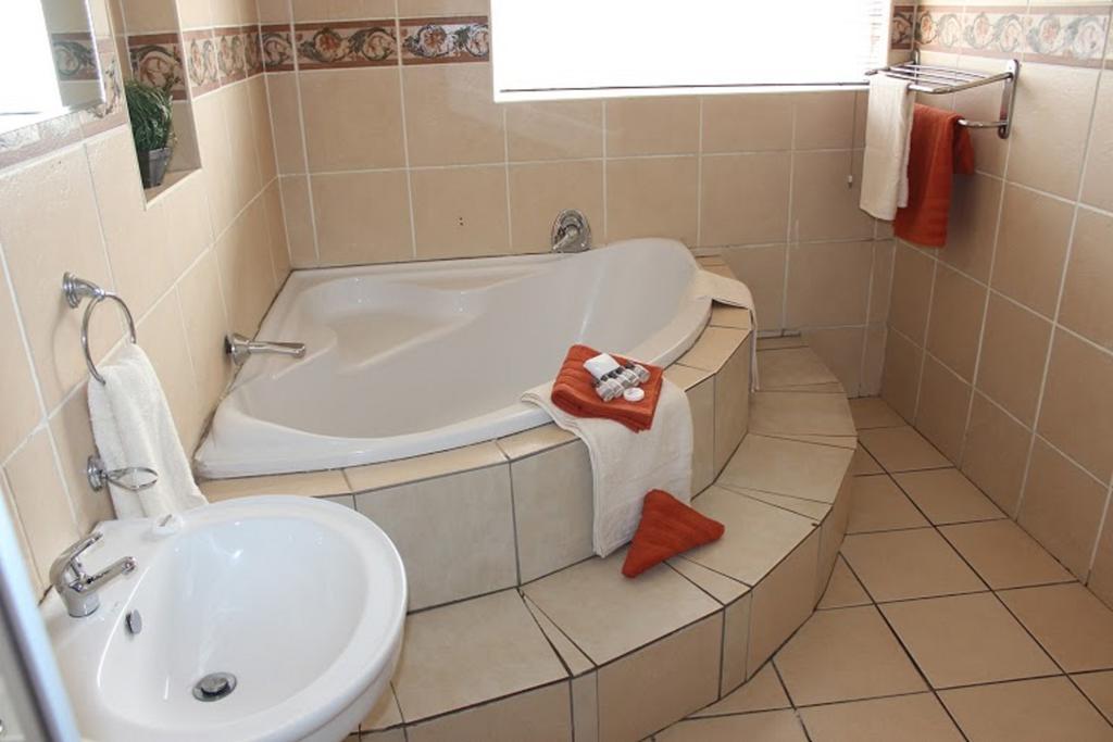 Flamboyant Guest Lodge Johannesburg Bagian luar foto