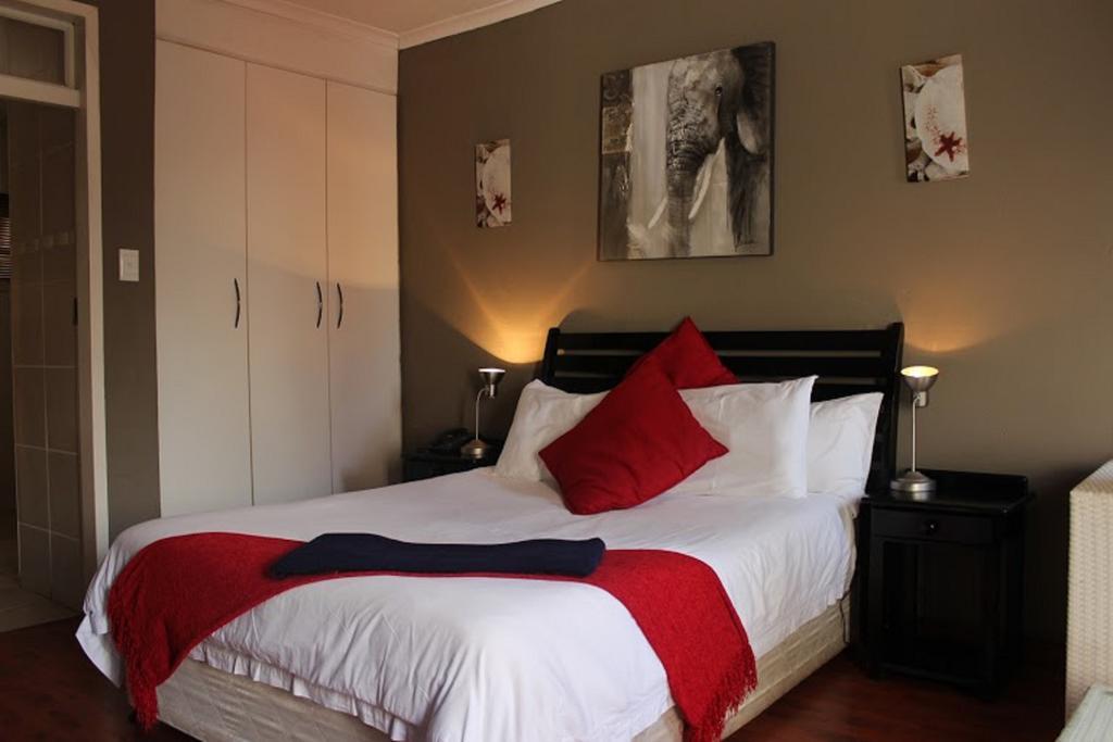 Flamboyant Guest Lodge Johannesburg Bagian luar foto