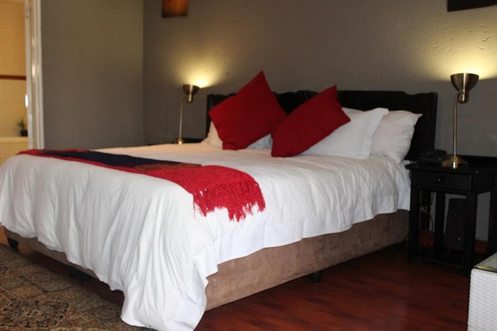 Flamboyant Guest Lodge Johannesburg Bagian luar foto