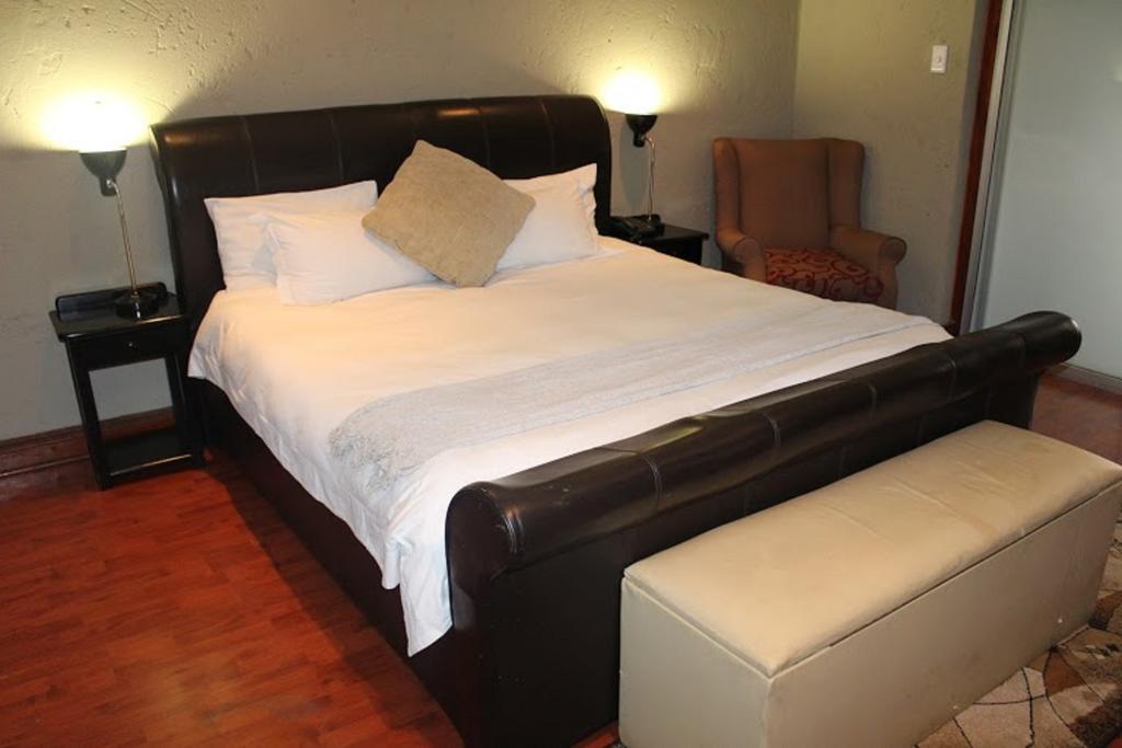 Flamboyant Guest Lodge Johannesburg Bagian luar foto