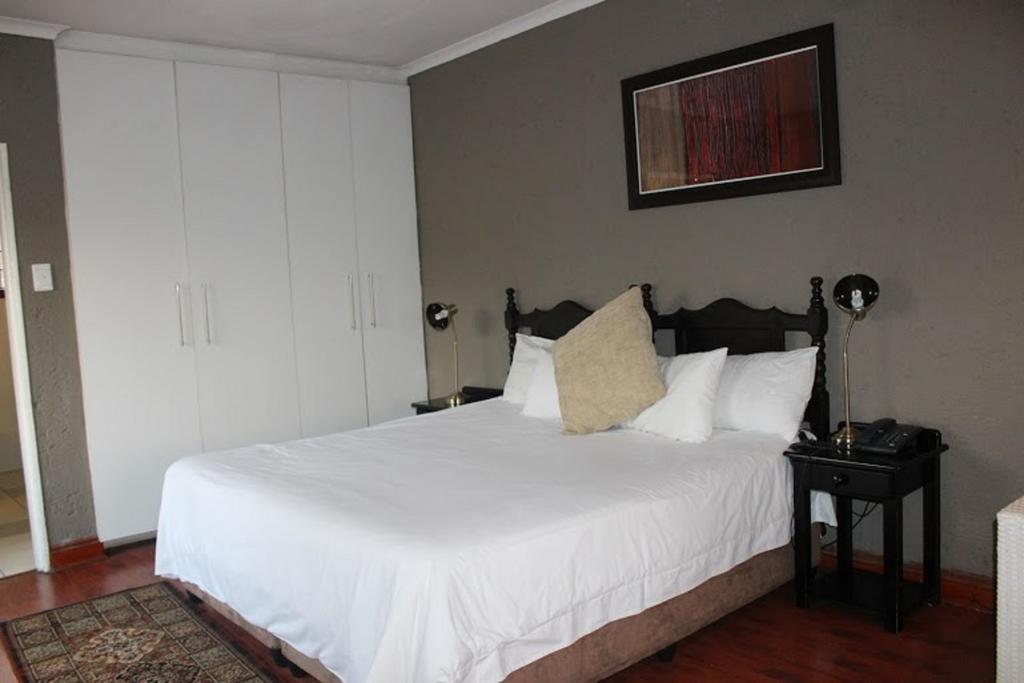 Flamboyant Guest Lodge Johannesburg Bagian luar foto