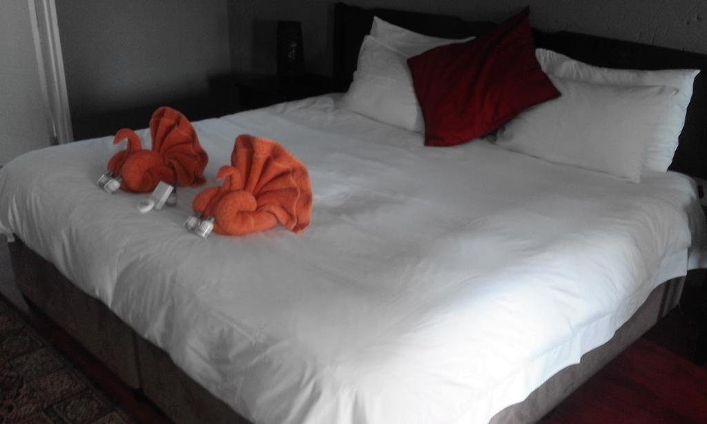 Flamboyant Guest Lodge Johannesburg Bagian luar foto